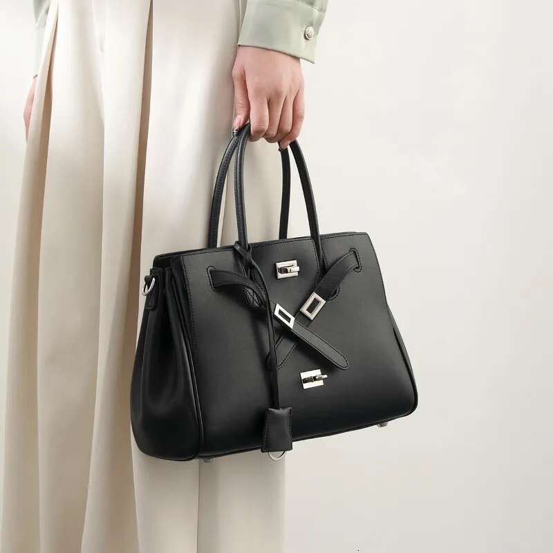Paris Home 2025 Autumn New Fashion Platinum Tote Large Capacity Square Buckle Design Single Shoulder Handheld Women's Leather