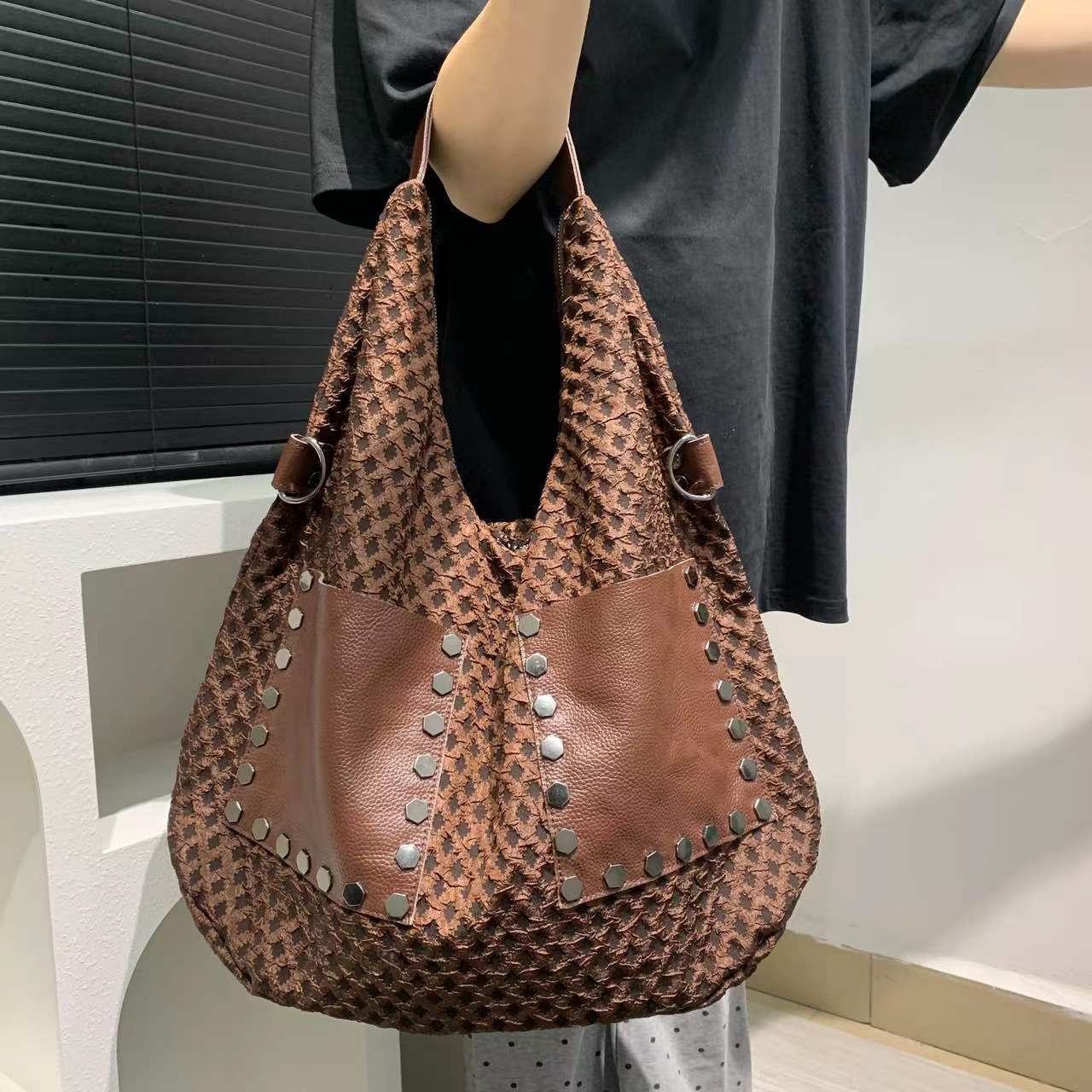 Ladies' Korean style personalized mesh large bag with large capacity rivet cowhide splicing trend shoulder bag