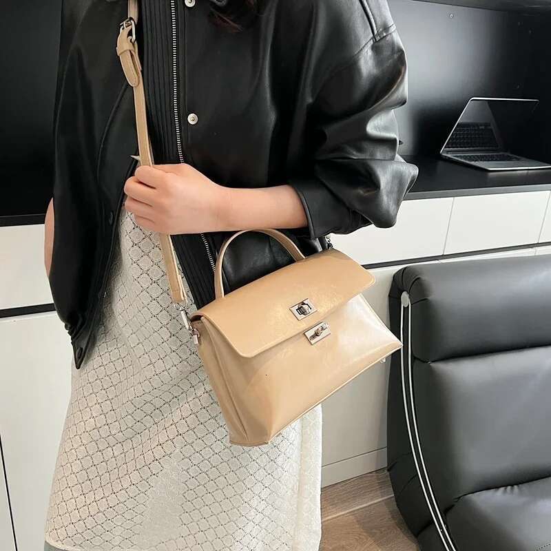 High-End Commuter Messenger Bag Women's Large Capacity Crossbody Tote Vintage Minimalist Leather Shopper