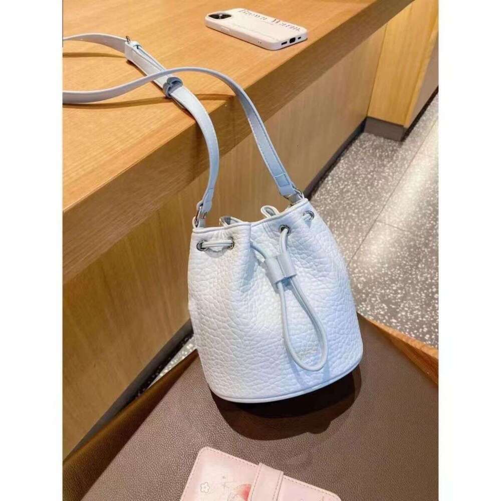 2025 summer new niche armpit fresh, simple, high-end feeling bucket commuting bag, versatile crossbody bag