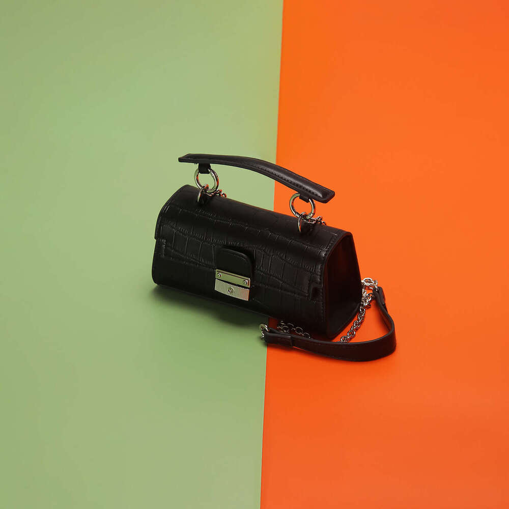 designer Women's bag Women's with high-end and niche design, hand-held small bag, 3 new single shoulder diagonal cross bag