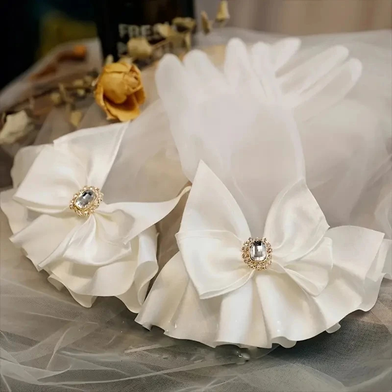 Pure White Lace Gloves Exquisite Water Diamond Decorative Bow Gloves Wedding Bridal Elegant Sweet Accessories Gloves 250430