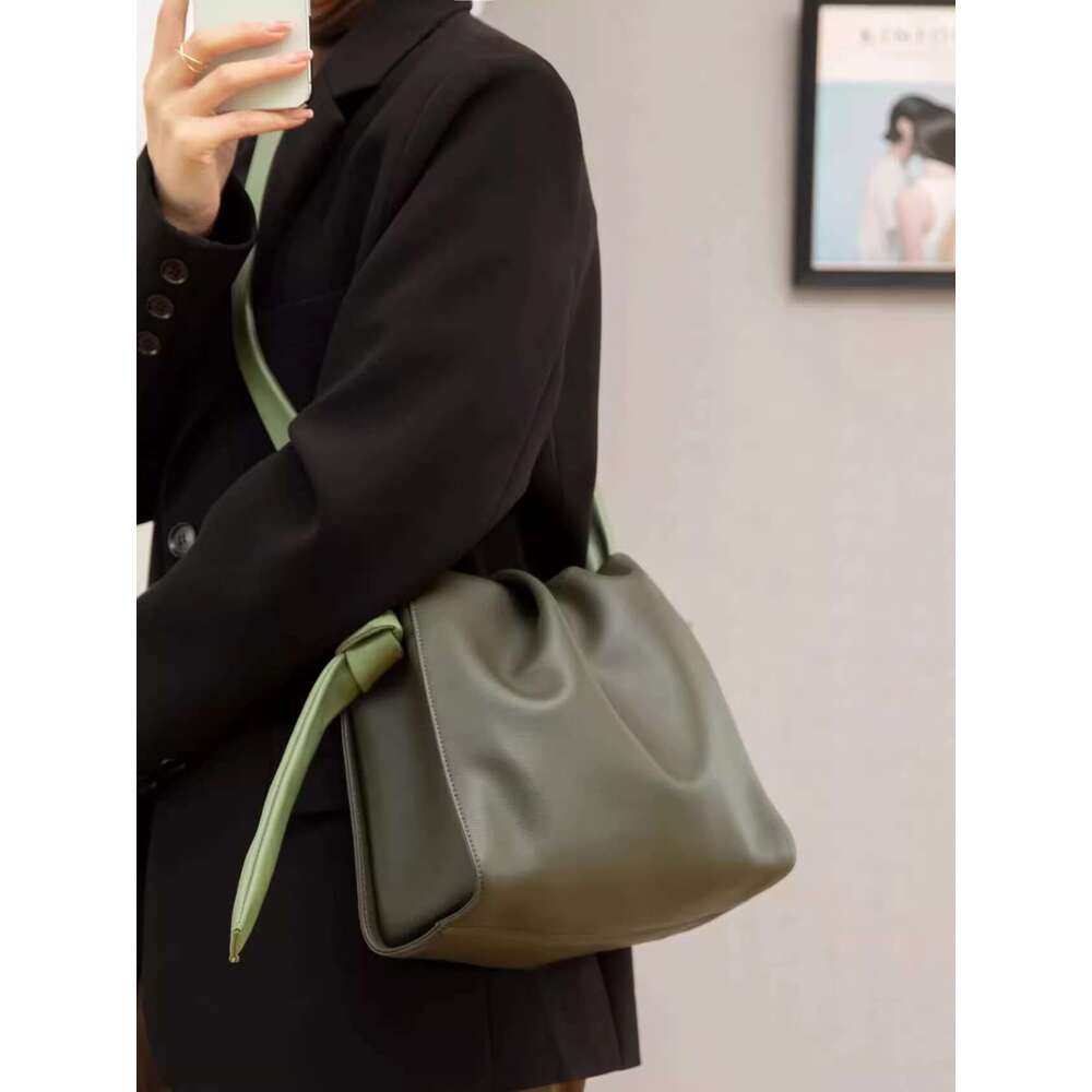 Spring summer simple and fresh one shoulder bucket 2025 new high-end texture niche crossbody large capacity commuting bag