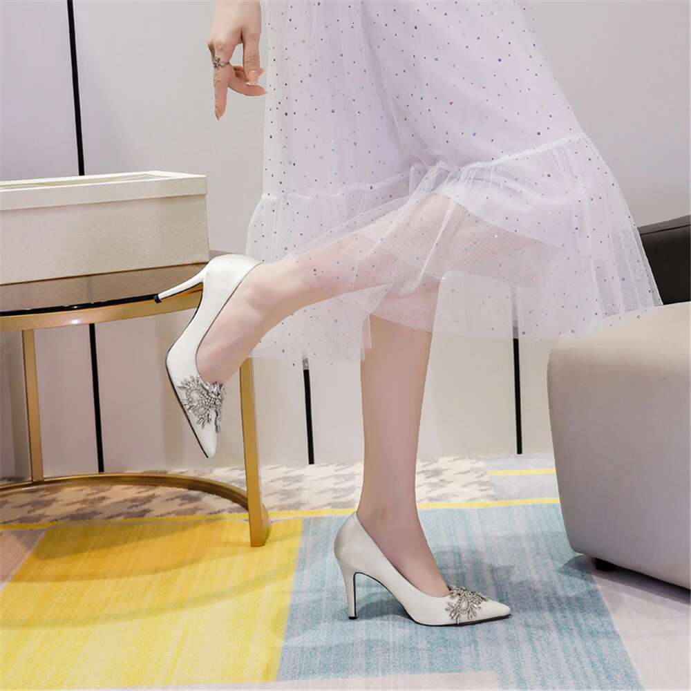 Spring and summer new pointed shallow silk rhinestone wedding thin high-heeled banquet dress large-size women's shoes