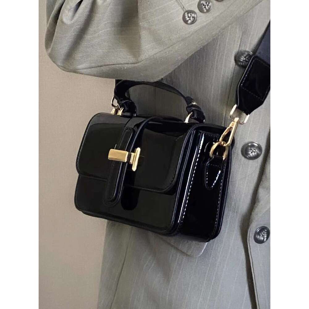 Women's handbag 2025 new niche design, fashionable high-end, hand-held small square bag, casual and simple single shoulder crossbody bag