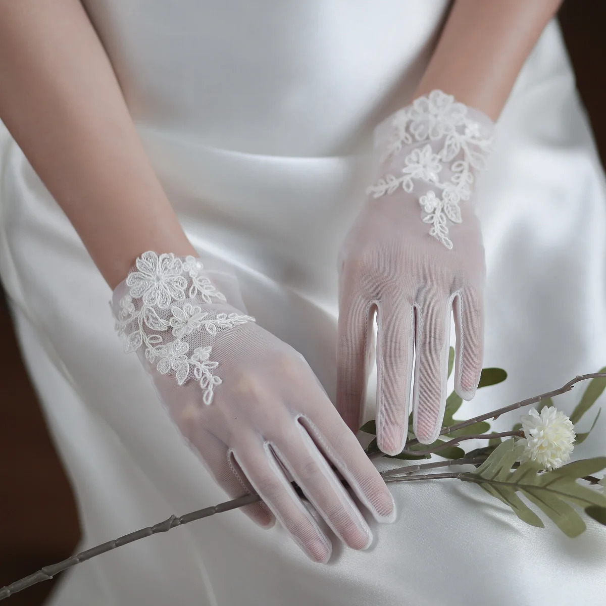 Elegant white short wedding gloves suitable for pography parties and dinners are the ideal choice for bridal attire 250430