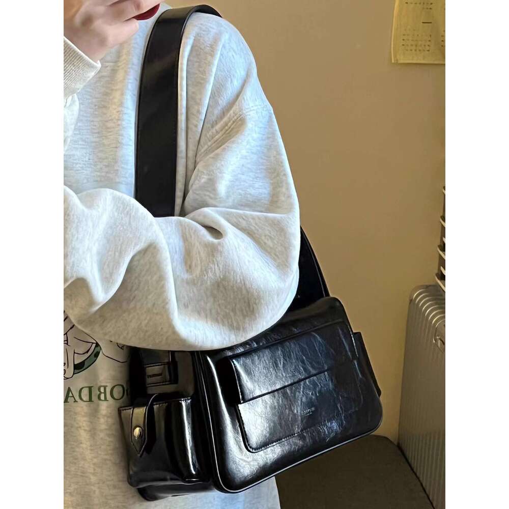 Cool spicy fashion women's 2025 spring new item, niche, simple and versatile shoulder bag, high-end Boston motorcycle bag