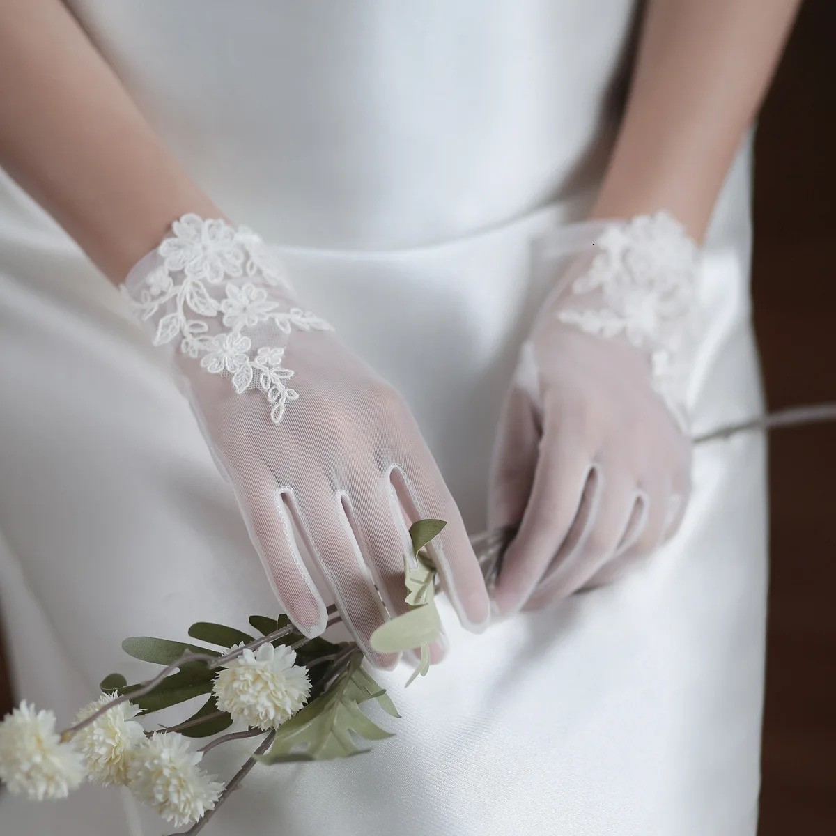 Elegant white short wedding gloves suitable for pography parties and dinners are the ideal choice for bridal attire 250430