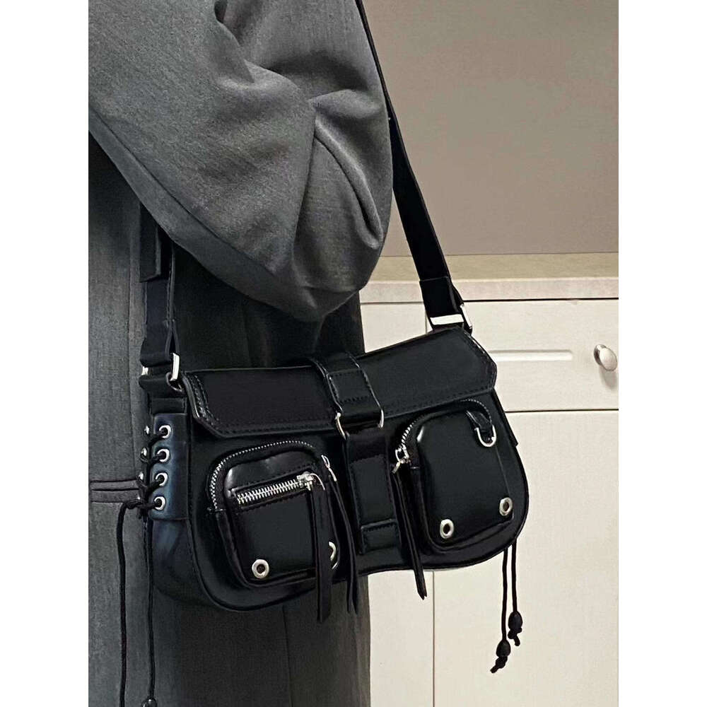 Texture trendy and cool hot girl armpit stick for women 2025 new niche design motorcycle versatile single shoulder crossbody bag