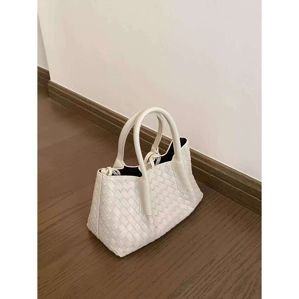 2025 New Knitted Handbag for Women, with a Luxury and niche Design, Single Shoulder Crossbody Versatile Commuter Tote Bag, Trendy