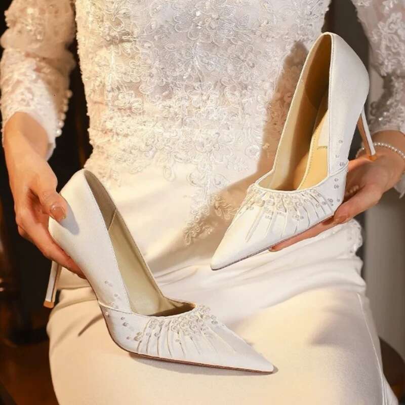 New Slip-On White Pleated Pearl Pumps Pointed Toe Shallow Thin Heel Wedding Shoes Fashion Women Banquet Stage High Heels