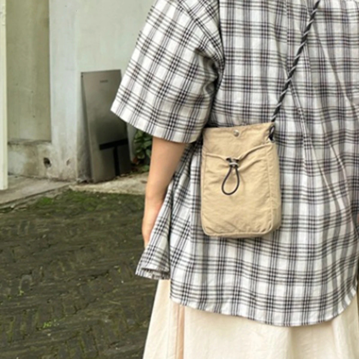 Khaki casual messenger bag simple shoulder bag lightweight phone bag all drag and drop fashionable cross bag 1 pack 250425