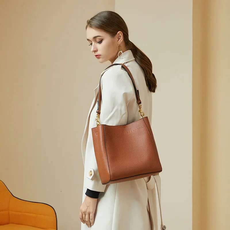 2024 New Women's First Layer Cowhide Shoulder Bags Large Capacity Genuine Leather Bucket Crossbody Bag