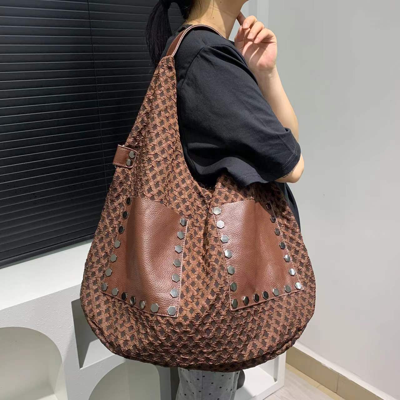 Ladies' Korean style personalized mesh large bag with large capacity rivet cowhide splicing trend shoulder bag
