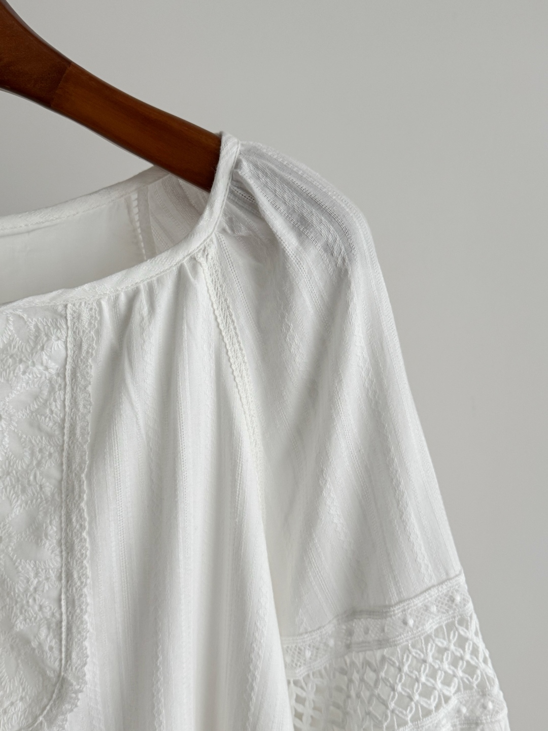 2025 Hollow out tassel embroidered lantern sleeve dress Fashion Week Show Customized Fashion Tailored clothing mens and womens Fashion Paris.M384