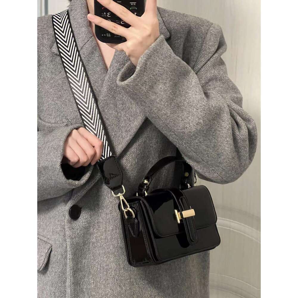 Women's handbag 2025 new niche design, fashionable high-end, hand-held small square bag, casual and simple single shoulder crossbody bag