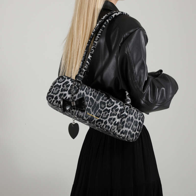 New Leopard Print Armpit With Fashionable Texture, Versatile Handbag Temperament, Niche Single Shoulder Baguette Bag