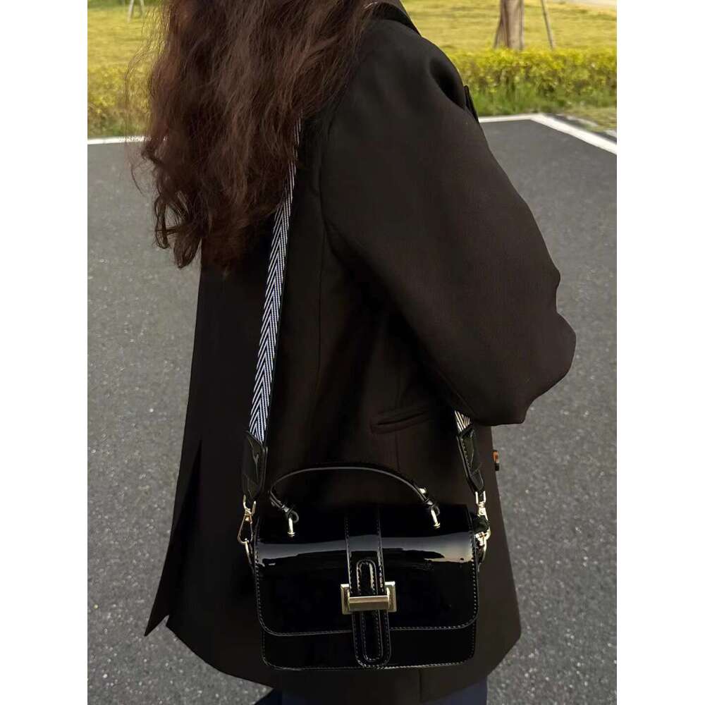Women's handbag 2025 new niche design, fashionable high-end, hand-held small square bag, casual and simple single shoulder crossbody bag