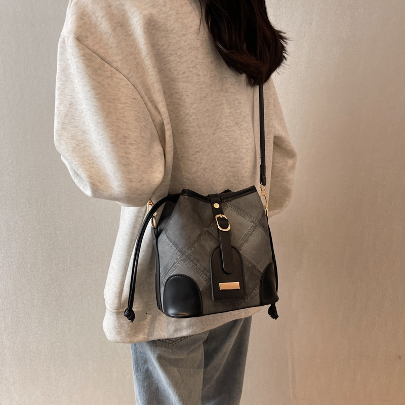 designer bag Small for women 2024 new fashionable shoulder crossbody bag high-end texture niche design diamond grid bucket bag