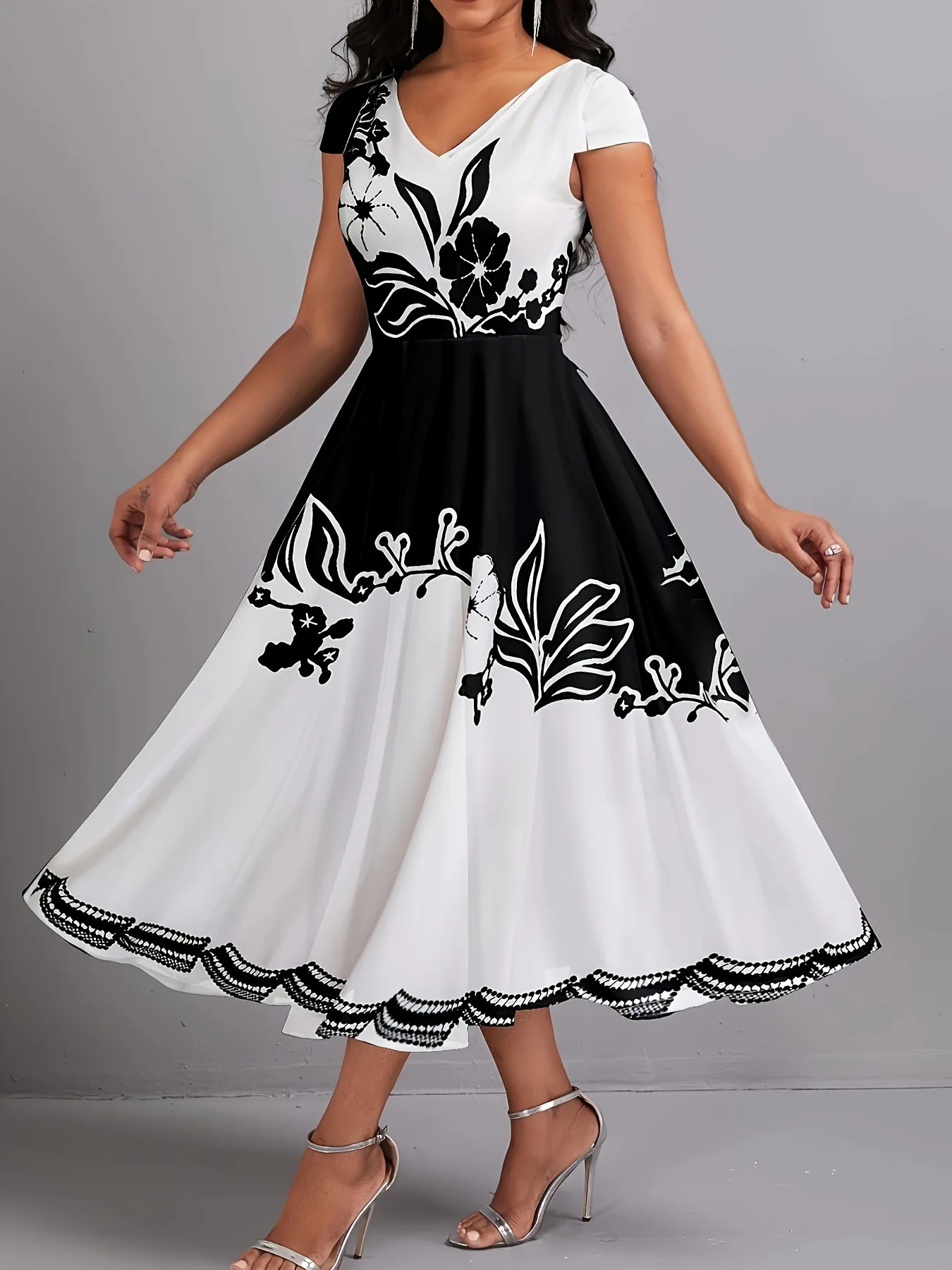 Plus Size Peplum Floral Print Dress - Elegant V-Neck Short Sleeves Scalloped Hem Medium Stretch Zipper Closure Machine Wash 250420