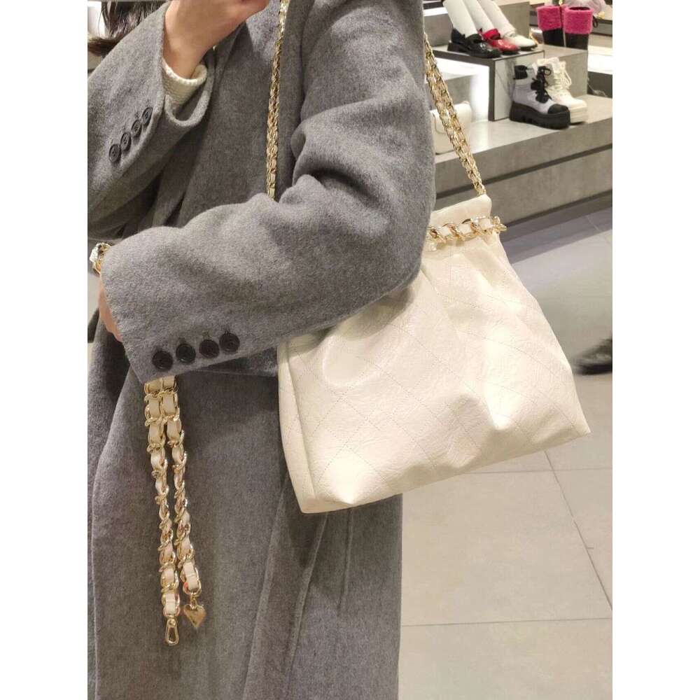 2025 spring/summer new niche fashion diamond grid chain wandering solid color soft leather texture shoulder crossbody bag