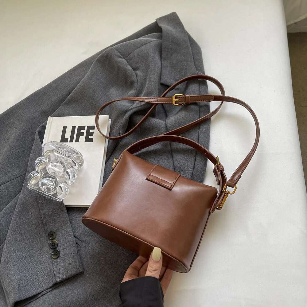 High Fashion Hand-Held Oblique Straddle Retro Pure Color Niche Design Bucket Shoulder Bag