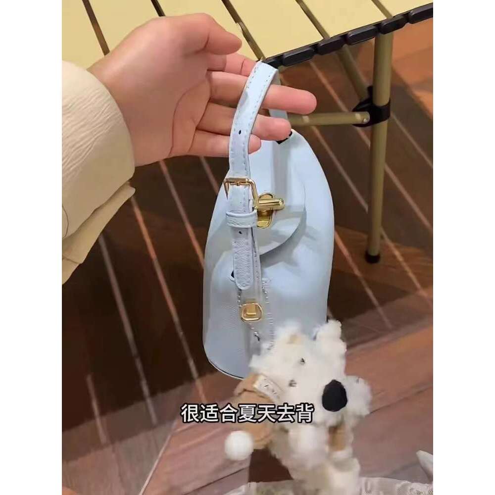 Small and cute western-style hand-held yuanbao 2025 summer new lock bag, dopamine small fresh crossbody bag