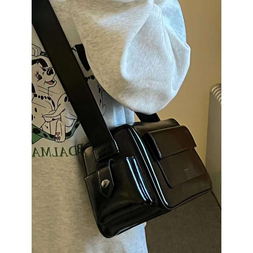 Cool spicy fashion women's 2025 spring new item, niche, simple and versatile shoulder bag, high-end Boston motorcycle bag