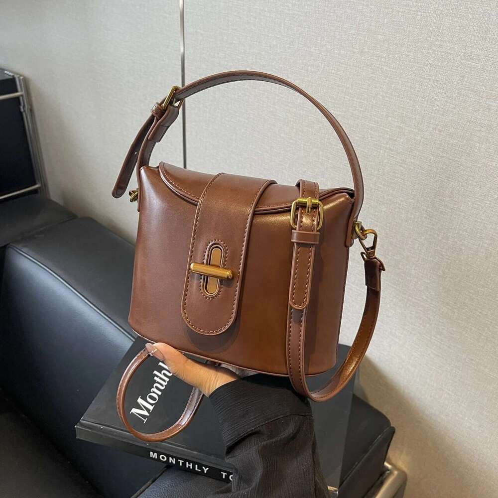 High Fashion Hand-Held Oblique Straddle Retro Pure Color Niche Design Bucket Shoulder Bag