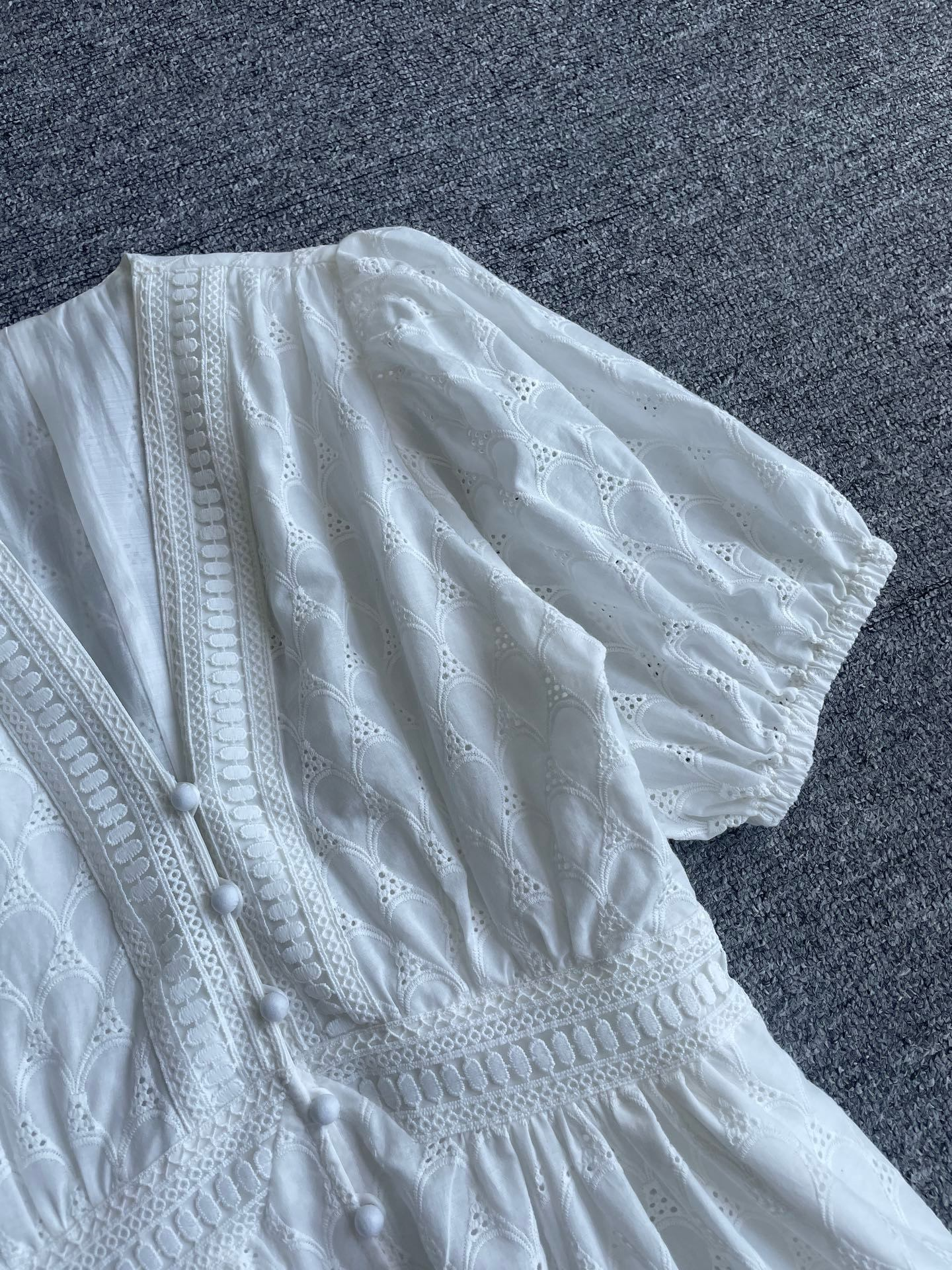 2025 Pearl white hollow embroidered dress Fashion Week Show Customized Fashion Tailored clothing womens Fashion Paris.M391