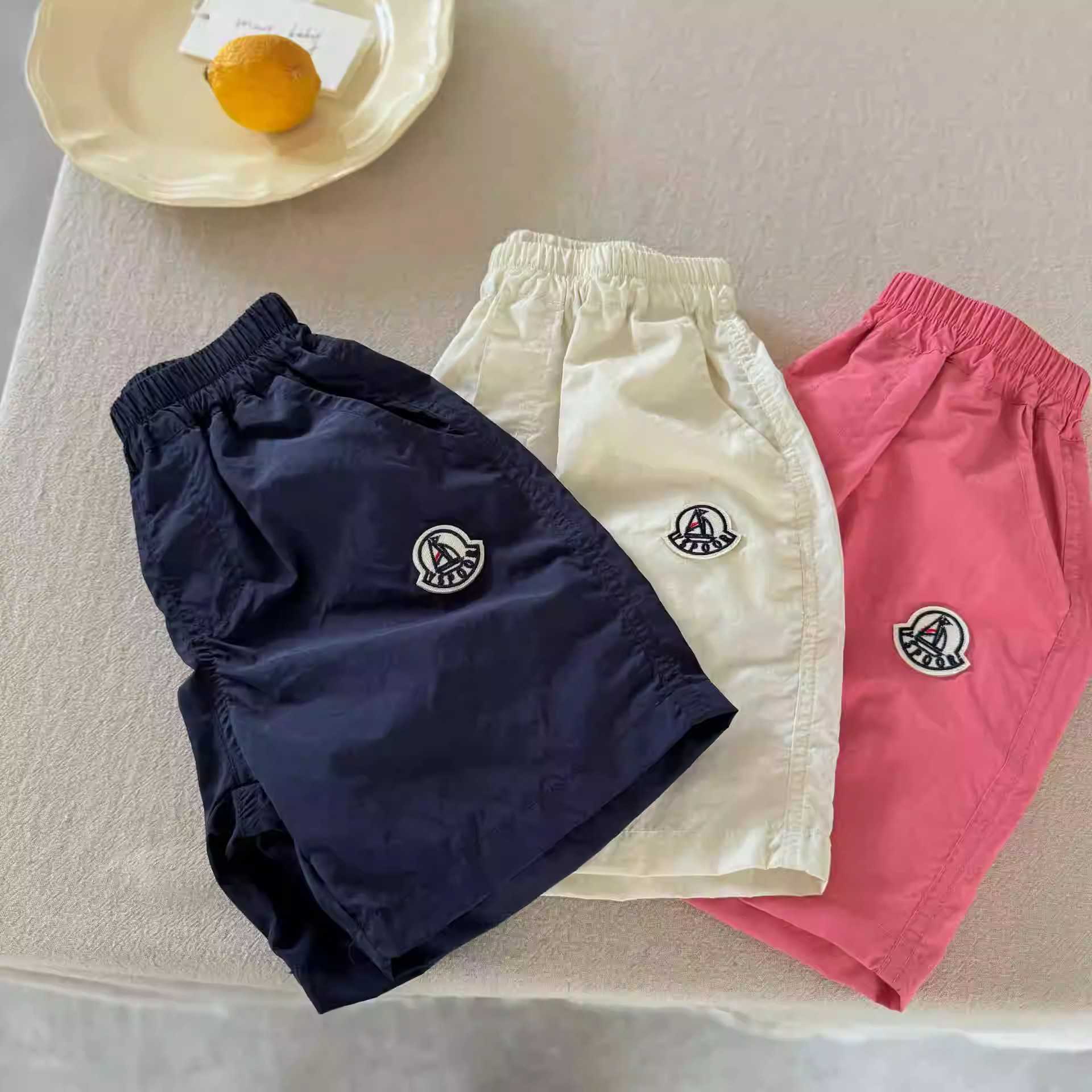 Childrens Shorts Mens Outerwear for Summer 2025 Korean Style Medium and Small Childrens Solid Color Shorts Breathable Baby Five Quarter Pants Womens t