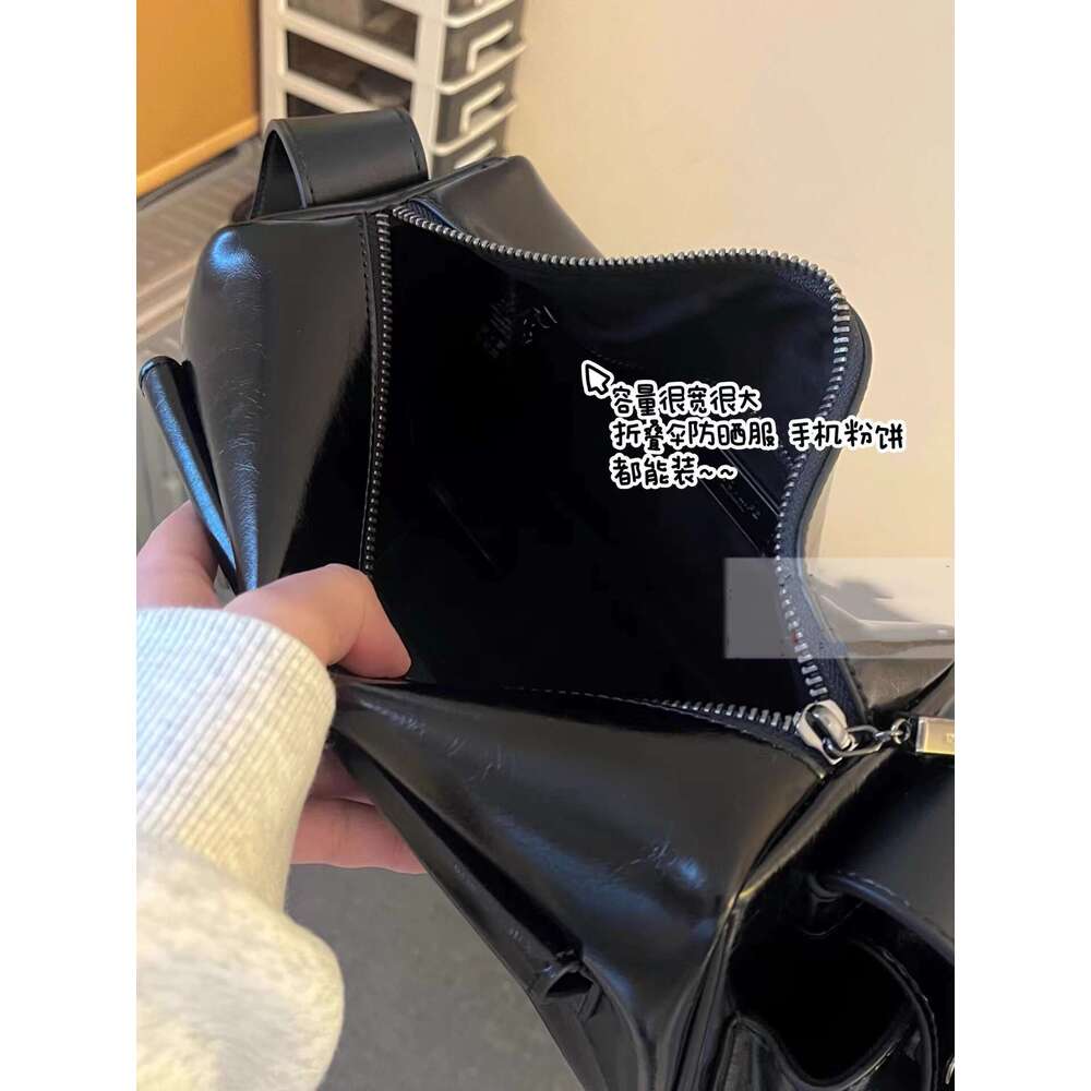 Cool spicy fashion women's 2025 spring new item, niche, simple and versatile shoulder bag, high-end Boston motorcycle bag