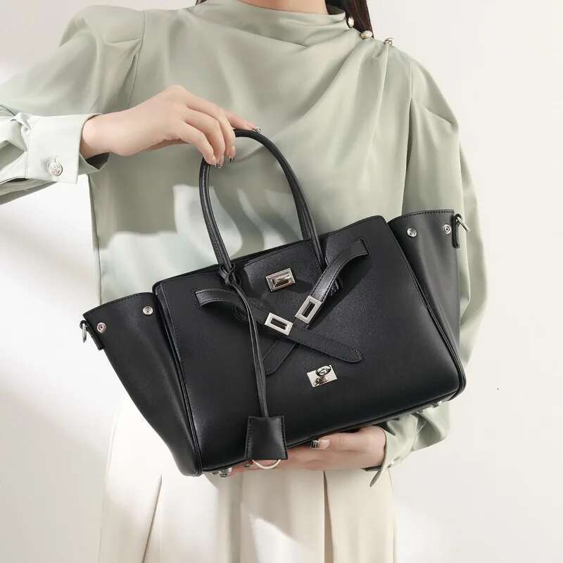 Paris Home 2025 Autumn New Fashion Platinum Tote Large Capacity Square Buckle Design Single Shoulder Handheld Women's Leather