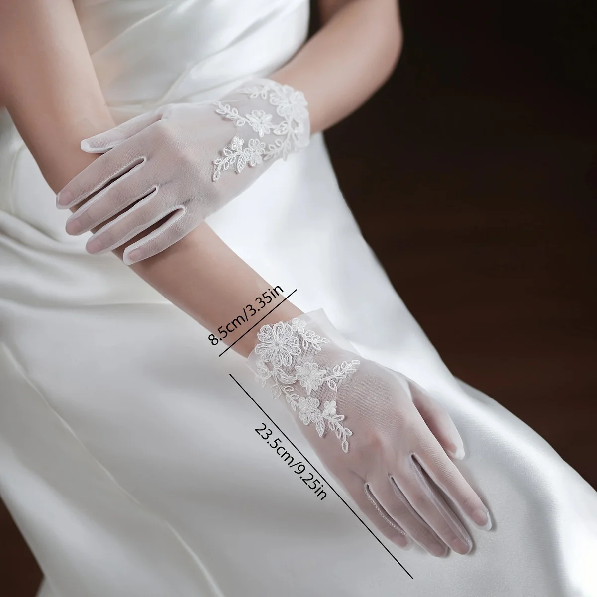 Elegant white short wedding gloves suitable for pography parties and dinners are the ideal choice for bridal attire 250430
