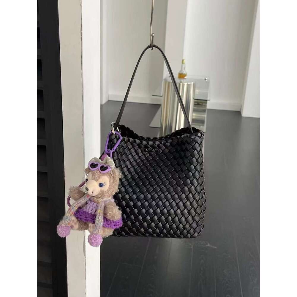 2025 new high-end handmade woven large capacity single shoulder tote underarm bag, water bucket bag
