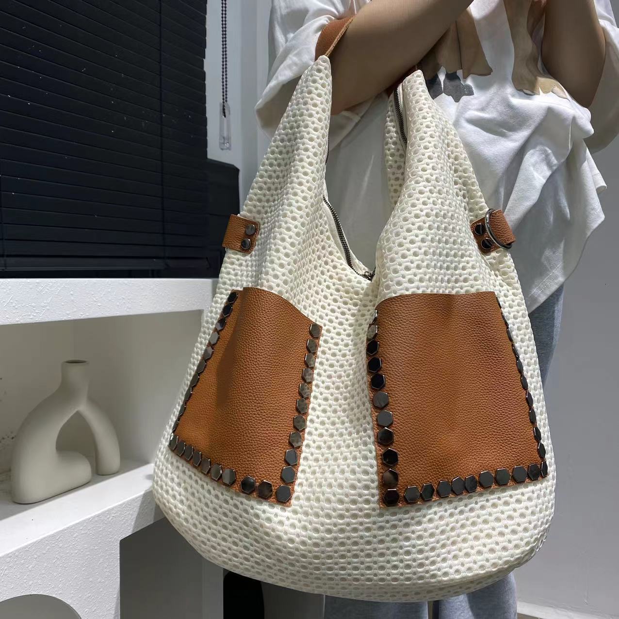 Retro mesh handbag, large capacity shoulder bag, punk style rivet