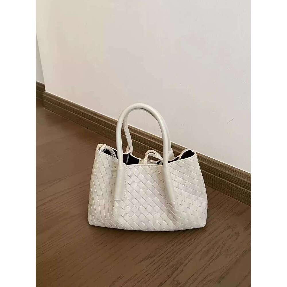 2025 New Knitted Handbag for Women, with a Luxury and niche Design, Single Shoulder Crossbody Versatile Commuter Tote Bag, Trendy