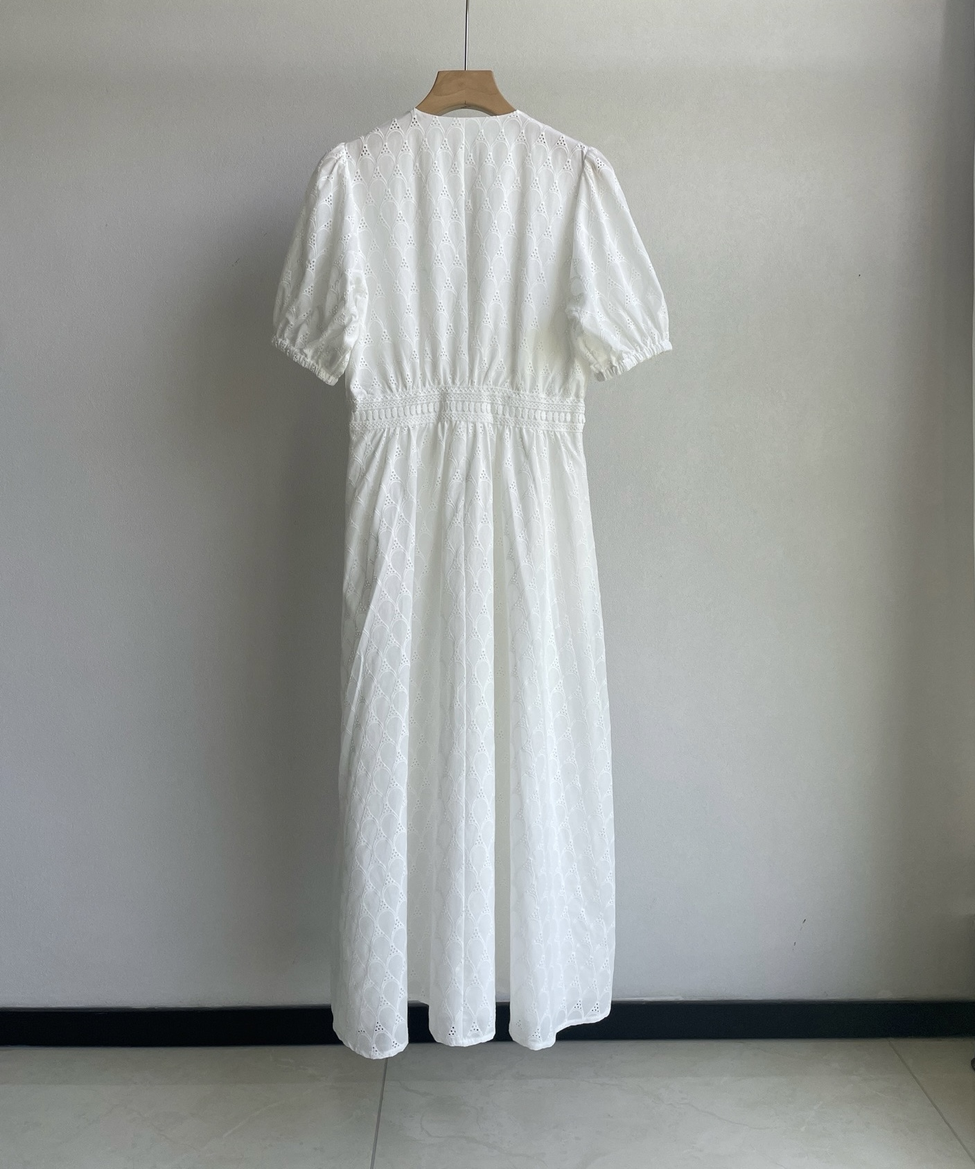 2025 Pearl white hollow embroidered dress Fashion Week Show Customized Fashion Tailored clothing womens Fashion Paris.M391