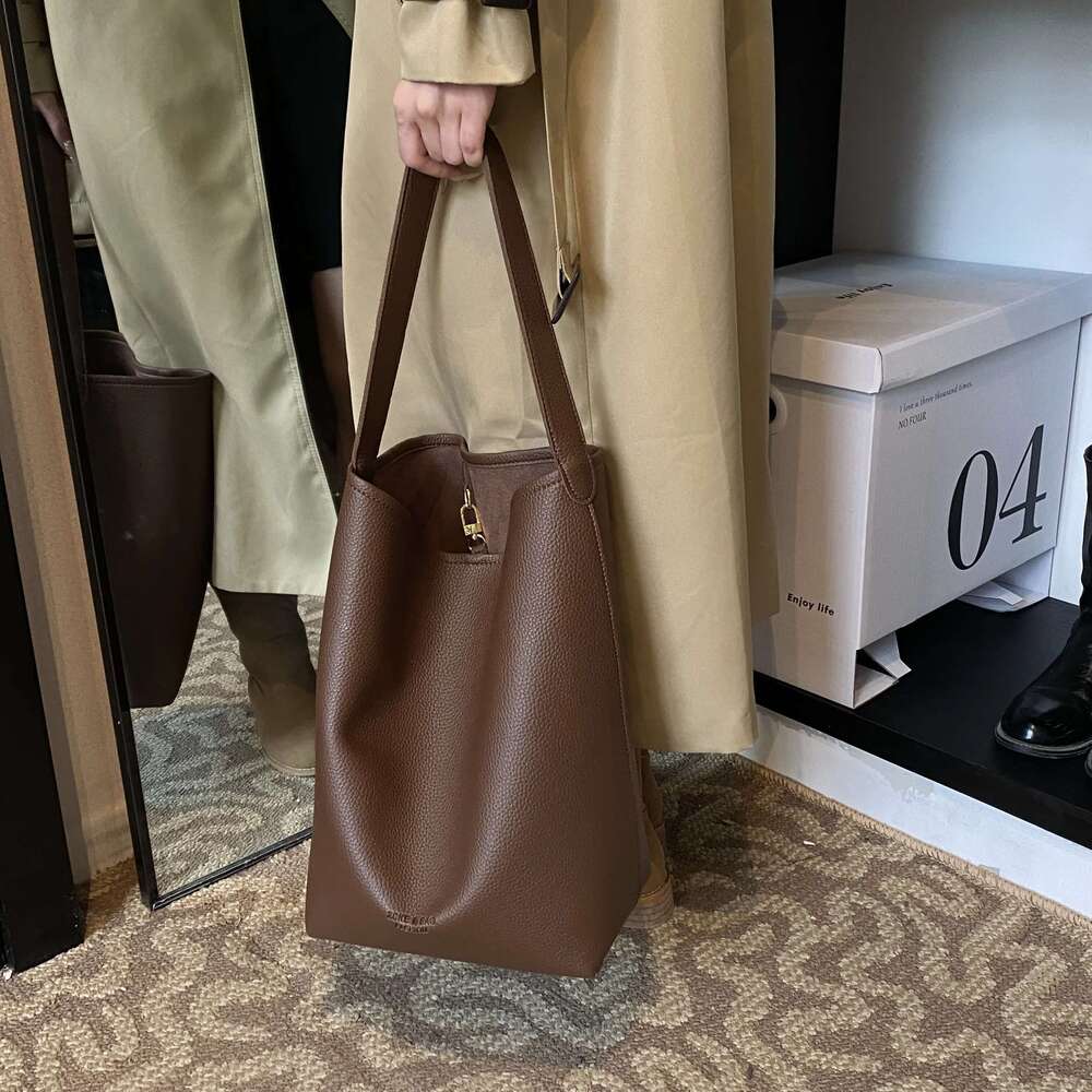 Simple high sense of fashion portable bucket large volume sub-package monochrome shoulder bag