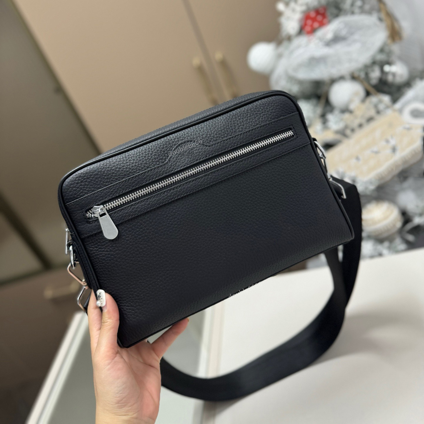 Luxury designer men's cowhide shoulder bag, men's crossbody bag, classic business bag, leather messenger bag, casual work bag, outdoor bag, travel bag, waist bag, chest bag