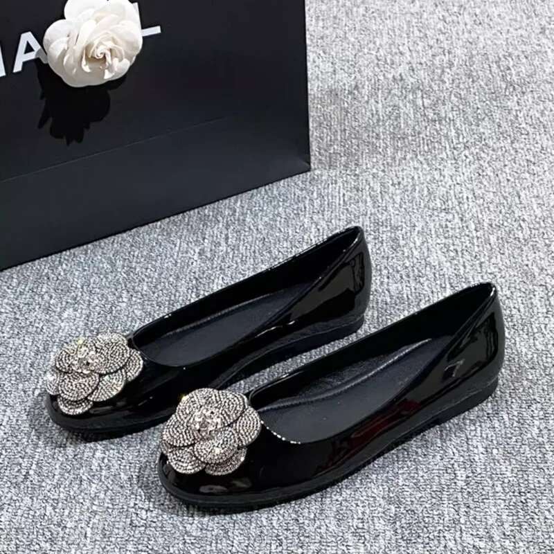Brand Luxurious Rhinestone Soft Soled Flat Camellia Ballet Shoes Women Sandals Comfort Wedding Sho