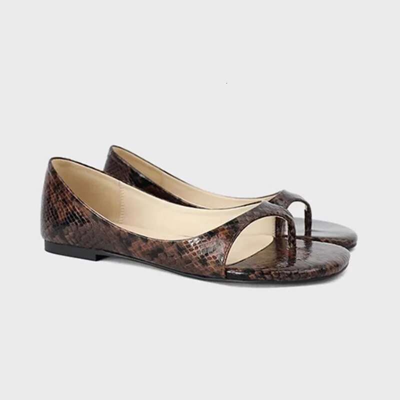 Fashionable Square Thong Flat Sandals Round Low Roman Flats Covered Heel Designer Flip Flops Simple Comfortable Beach Shoes