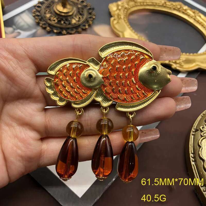 Vintage Women Men Fish Pendant Crytal Enamel Brooches Jewelry Classic Palace Style Retro Unisex Clothing Coat Badges Pins Gift