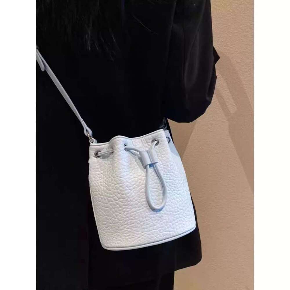 2025 summer new niche armpit fresh, simple, high-end feeling bucket commuting bag, versatile crossbody bag