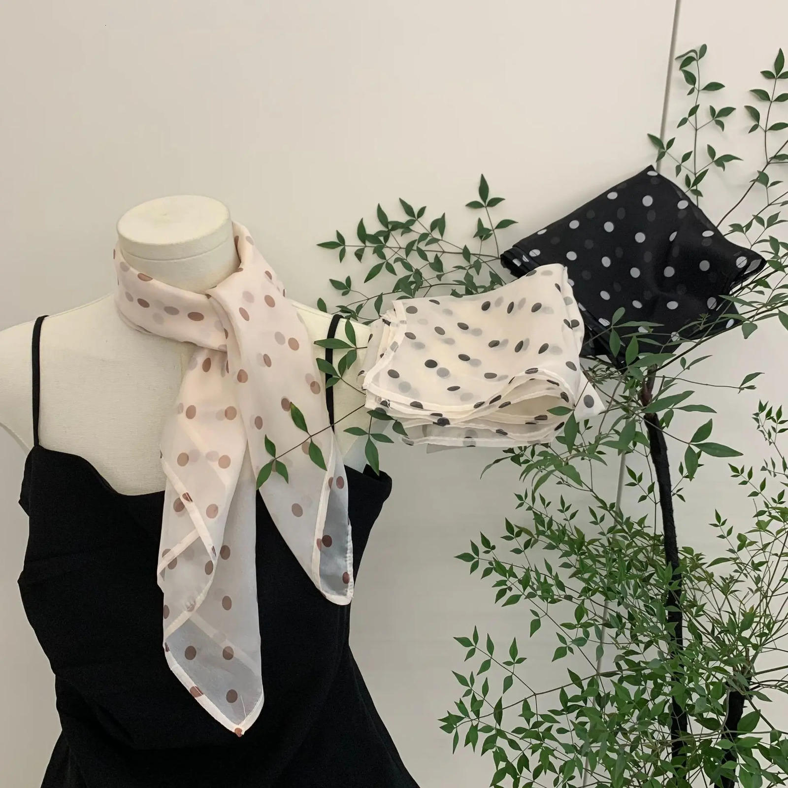 Vintage black polka dot Chinese square scarf Communicating Versatile neck protection high-end temperature niche neck 250430