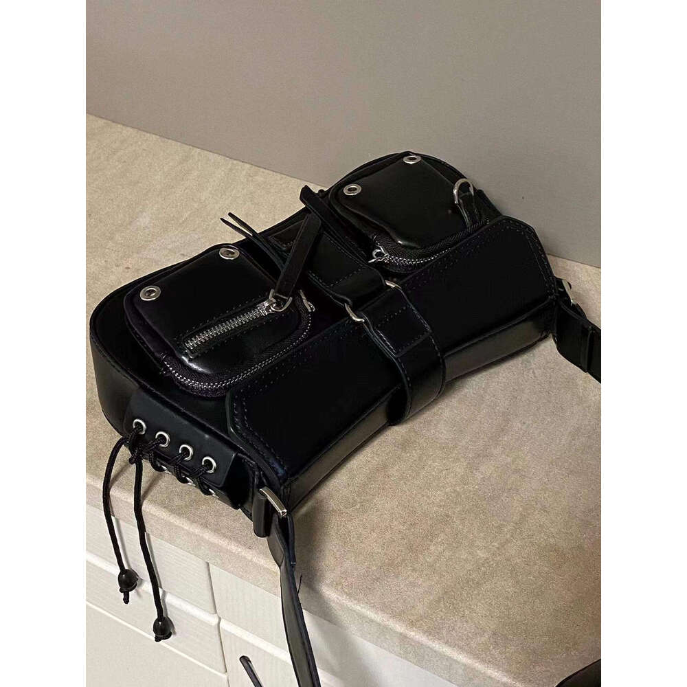 Texture trendy and cool hot girl armpit stick for women 2025 new niche design motorcycle versatile single shoulder crossbody bag