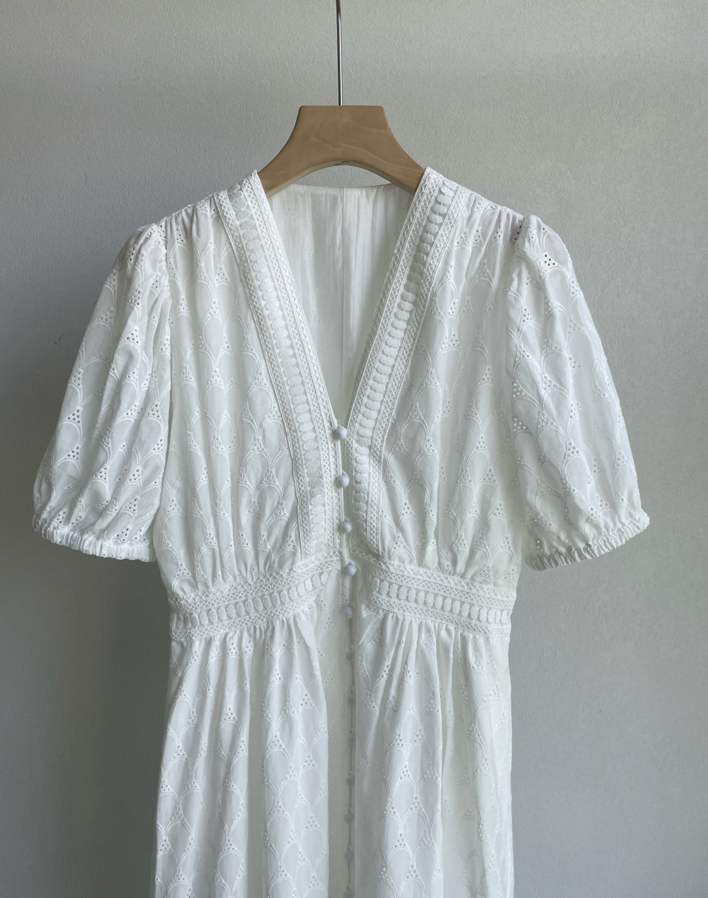 2025 Pearl white hollow embroidered dress Fashion Week Show Customized Fashion Tailored clothing womens Fashion Paris.M391