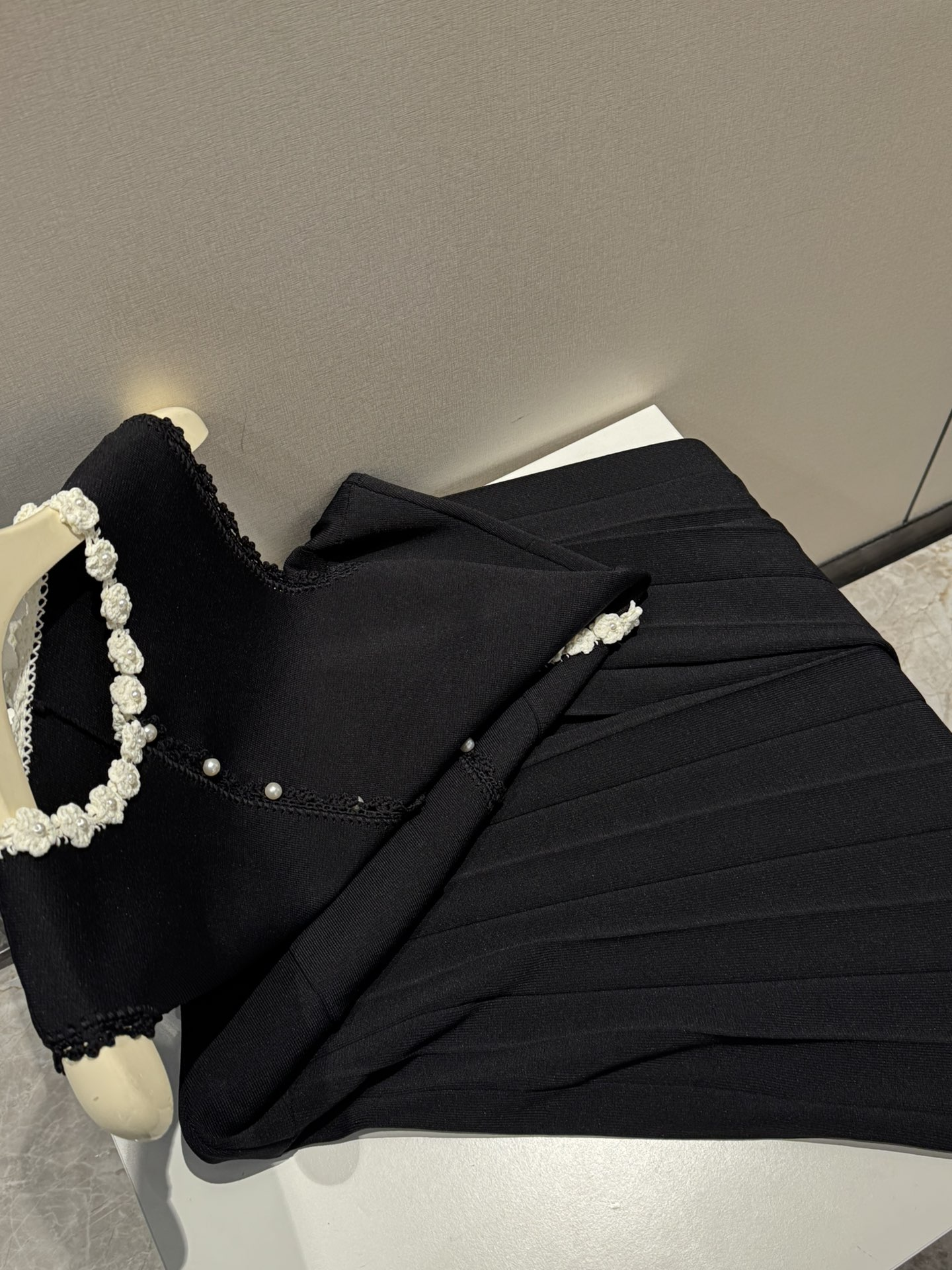 2025 Flower Pearl Decorative Round Neck Sleeveless Knitted Dress Fashion Week Show Customized Fashion Tailored clothing womens Fashion Paris.M374