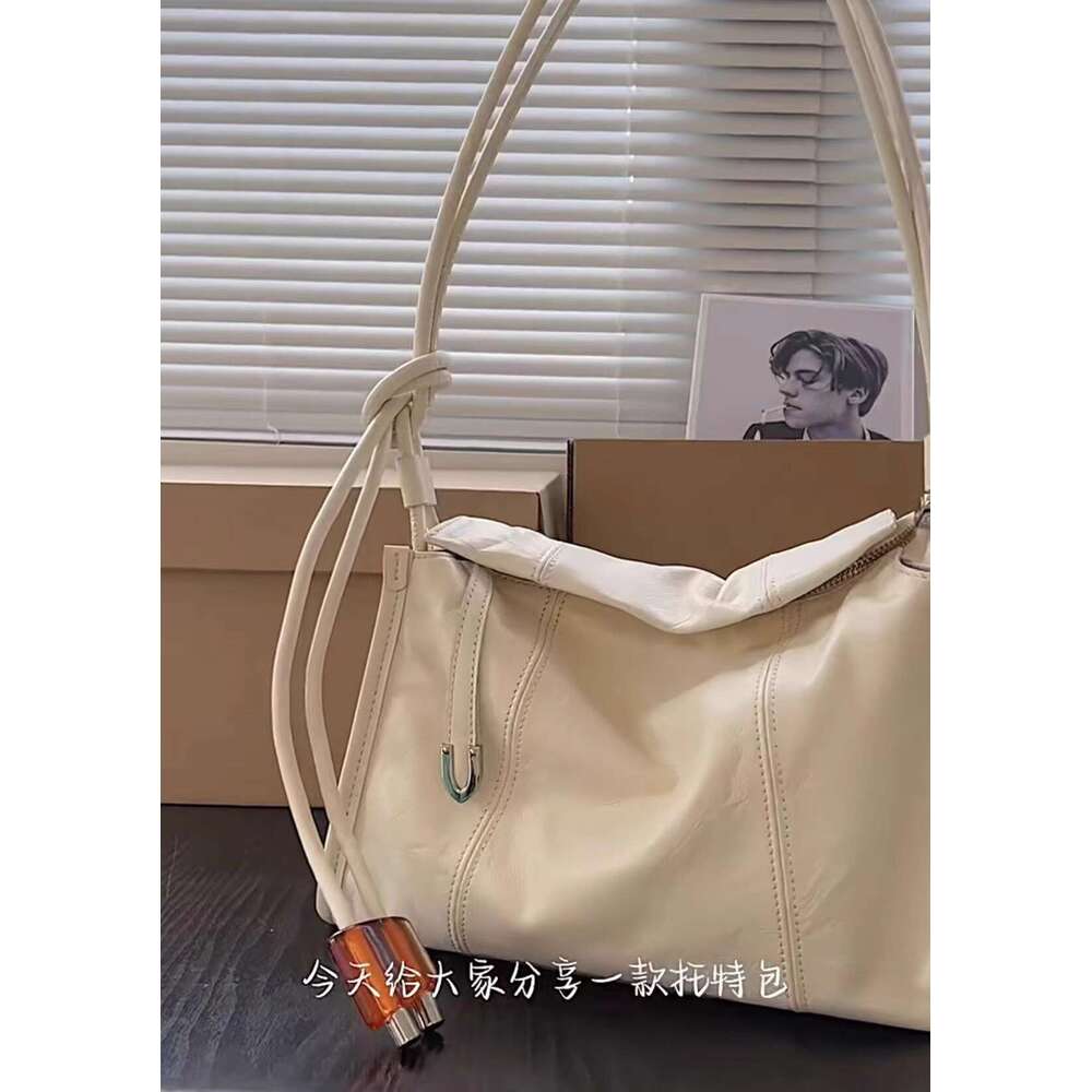 Light luxury high-end sensation explosive single shoulder 2025 new commuting tote wrinkled soft leather niche armpit bag