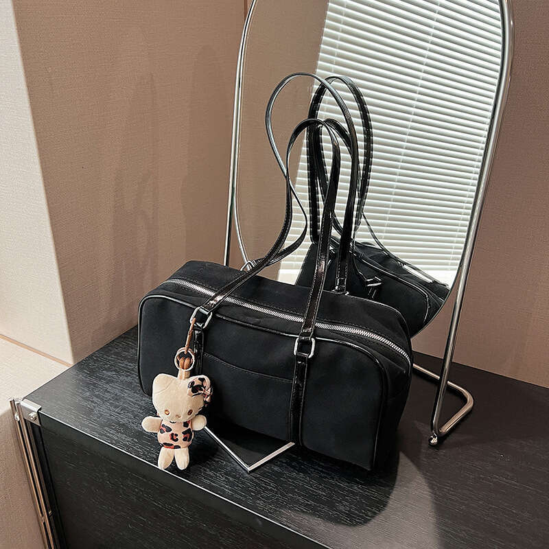 Korean style retro Boston bag for women, autumn large capacity commuting frosted single shoulder armpit bag, 2025 new style, unique and elegant temper